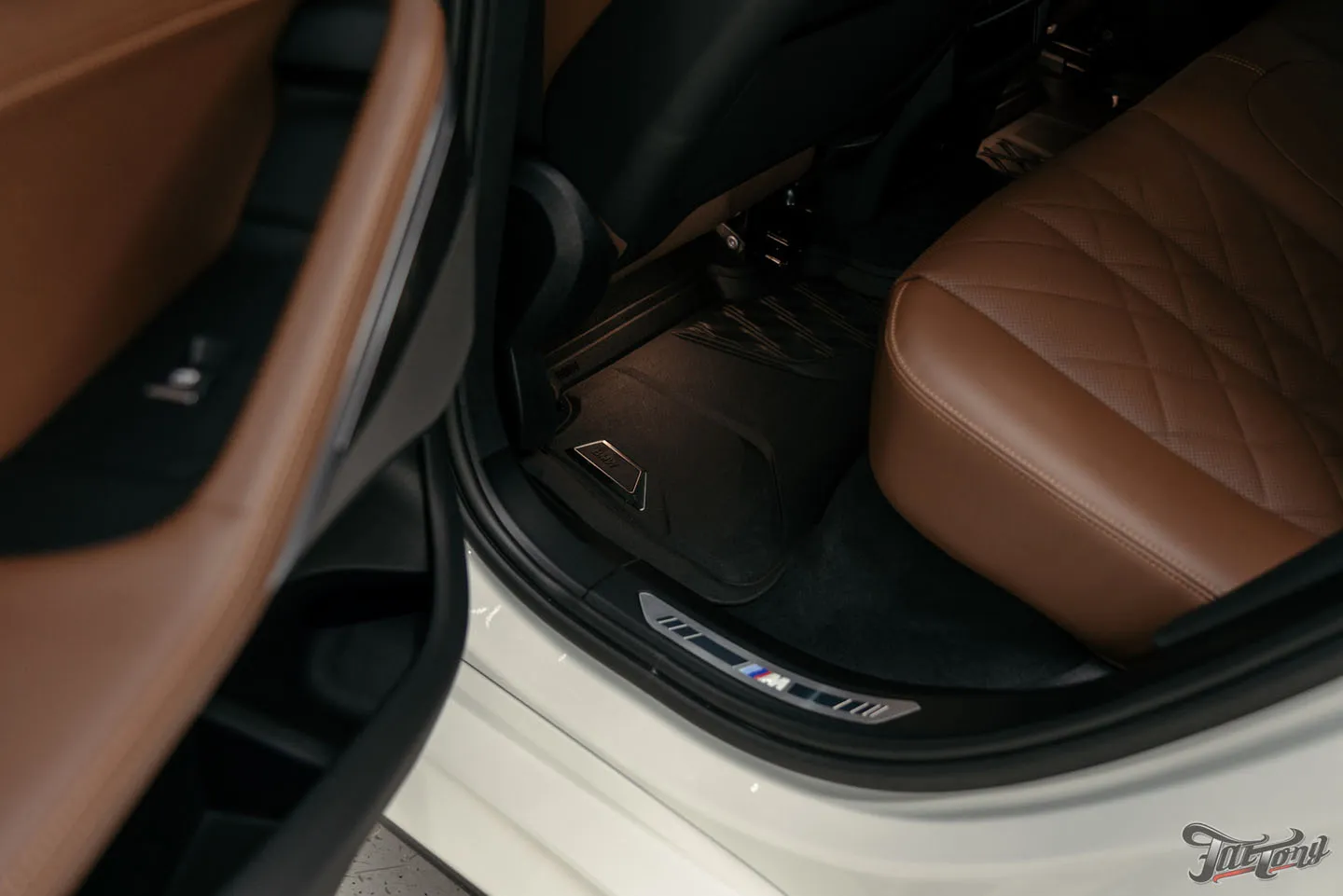 Оклеили BMW X6 матовым полиуретаном и покрыли керамическим составом, защитили глянец в салоне, почистили кожу и обработали ее керамикой
